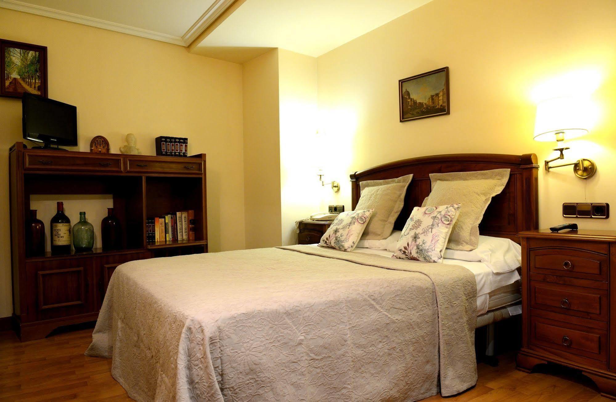 Hostal Arriazu Pamplona Exterior foto